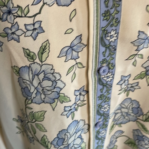 Cupcakes and Cashmere blouse - Picture 3 of 6